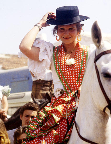 la-infanta-elena-a-caballo-y-con-el-tradicional-sombrero-cordobc3a9s.jpg